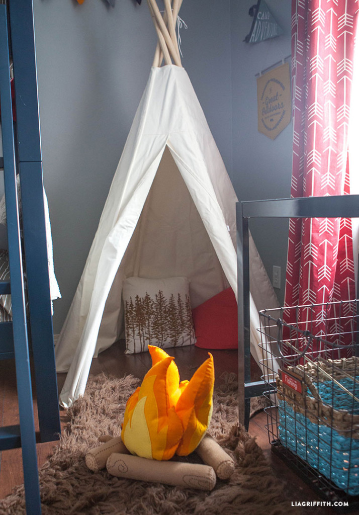 Camping_Room_Teepee_Pendants_Felt_Fire